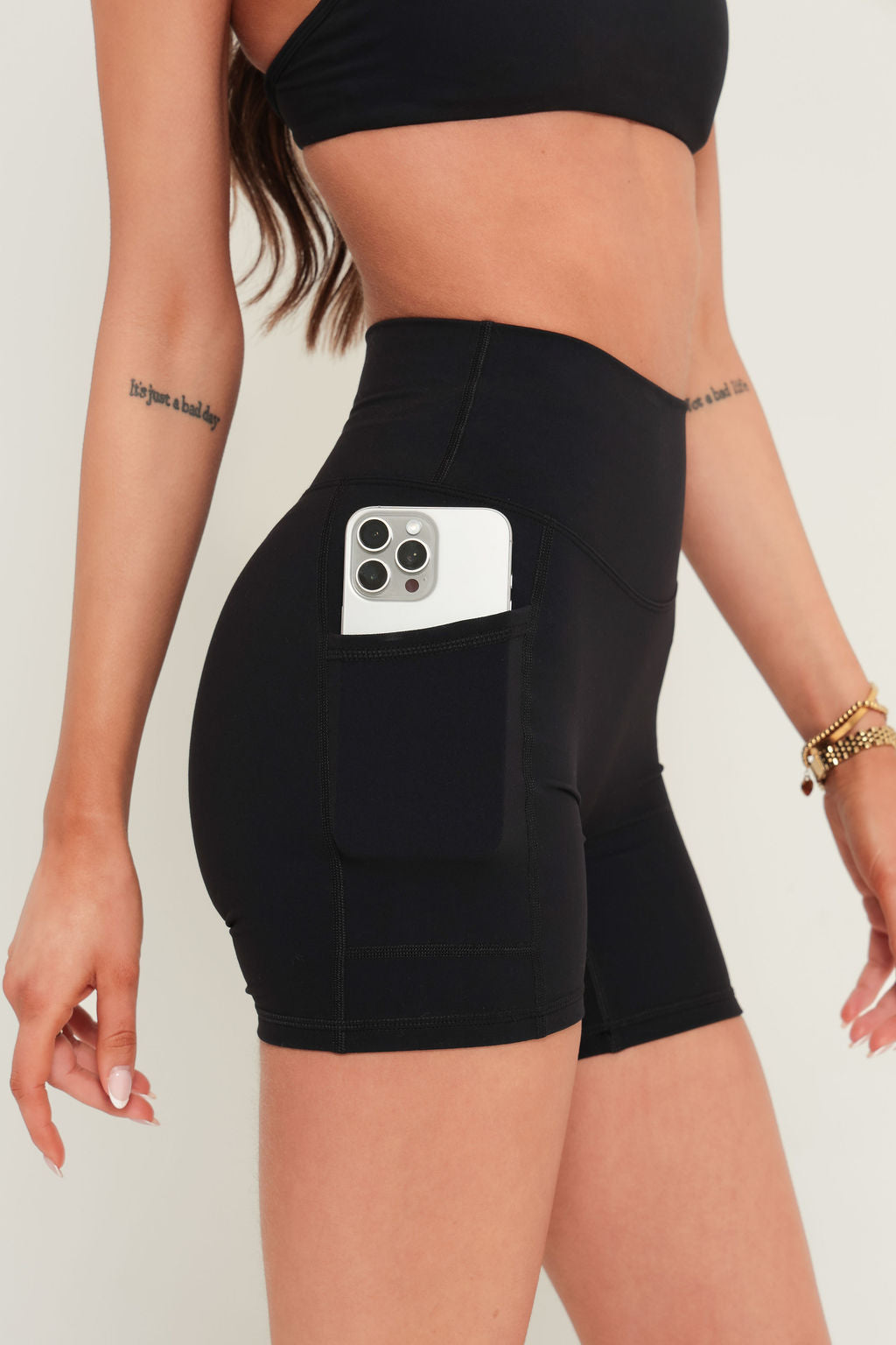 Essentials Invisible Scrunch Pocket Leggings - Black – TRNDSTTR